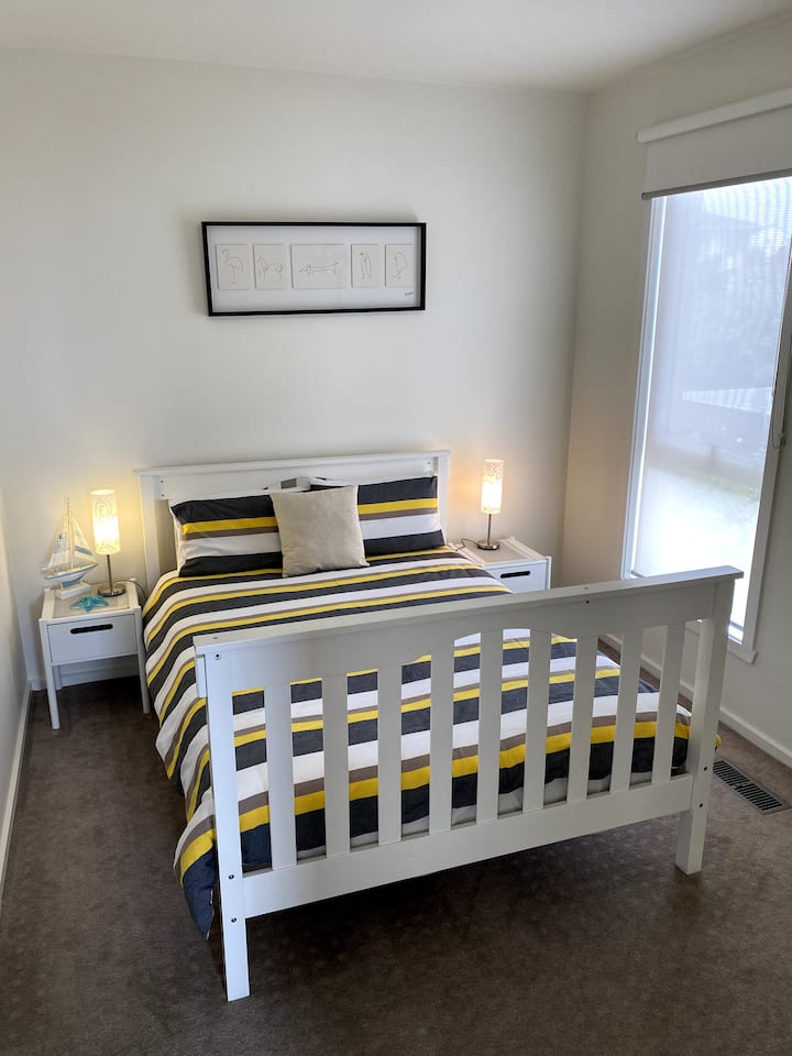 卧室3 
带内置浴袍的双人床