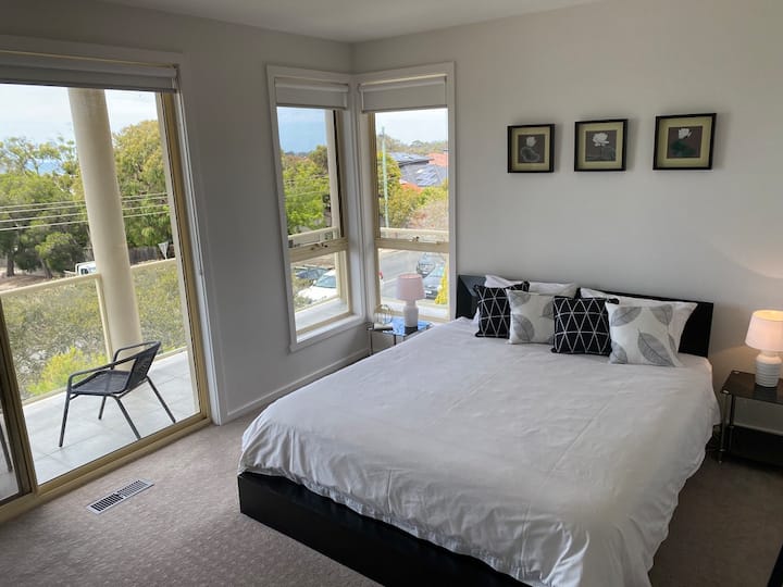 主卧配备套房、电视、阳台和海景。