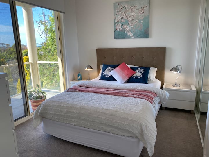 第二间卧室配有BIR、阳台、智能电视和海景