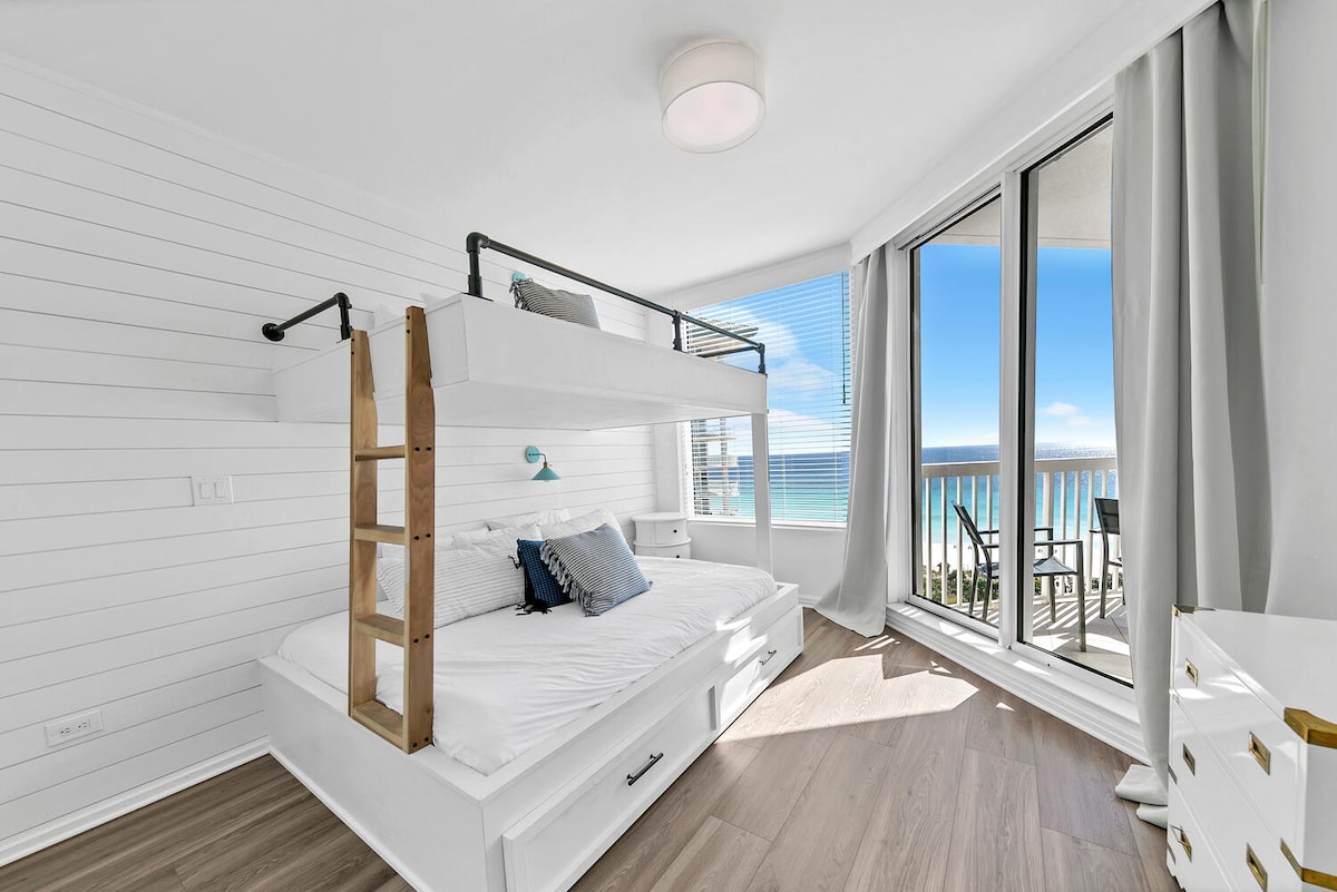 Втора спална соба - двокреветна одозгора, брачен кревет (широк 180-220 см) на долниот дел, двокреветна соба - пристап до балкон