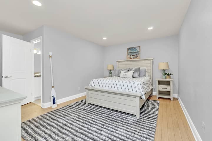 חדר שינה למטה - תוכלו לנוח בחדר השינה קווין סייז שלנו עם הנוחות הנוספת של חדר רחצה צמוד, וליצור נוחות ופרטיות במרחב שלכם.