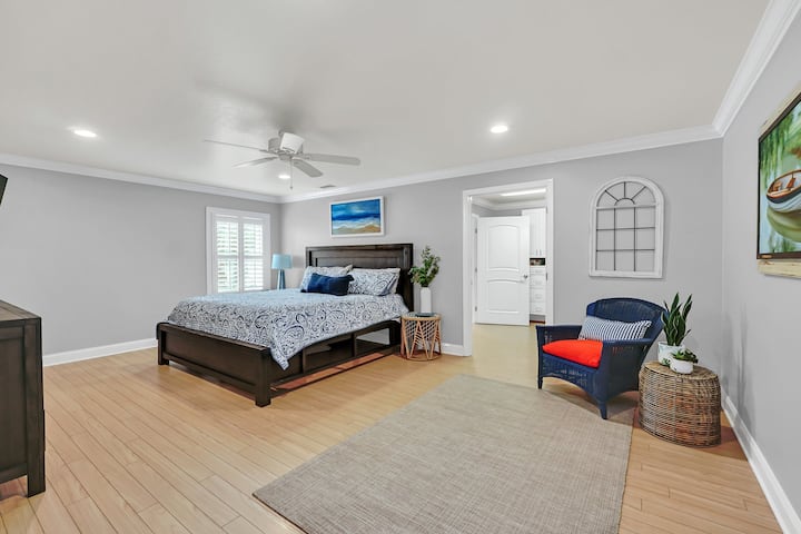 חדר שינה 2 - חדר השינה הזה מציע מיטת קינג סייז מפוארת, המספקת מקום מפלט מושלם אחרי יום ההרפתקאות שלכם.