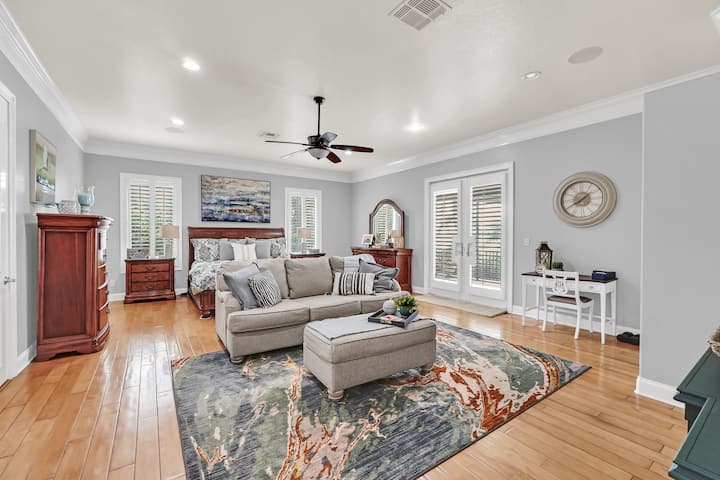 חדר השינה הראשי הוא מקום מפלט מפואר, הכולל מיטת קינג סייז ופינת ישיבה מקורה עם ספה נוחה וטלוויזיה אלגנטית.  