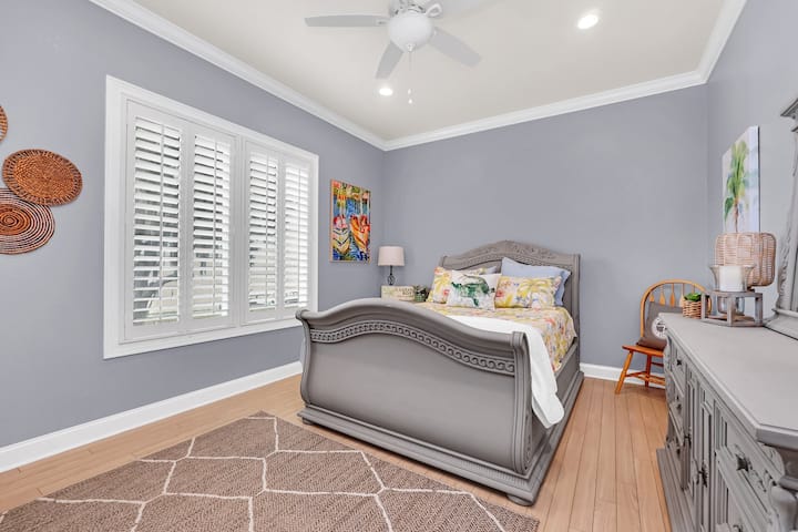 חדר שינה 4 - להירגע וליהנות מהאור הטבעי שממלא את חדר השינה הזה בגודל קווין סייז ויוצר אווירה שלווה ומזמינה.