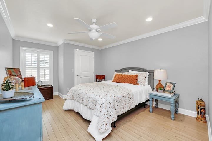 חדר שינה 3 - נוחות ונוחות נמצאים בחדר השינה הזה בגודל קווין סייז, עם מיטת קווין נוחה עם ארון צמוד.