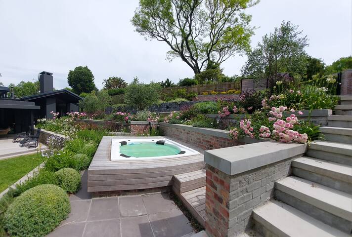 Contemporary Upper Constantia Villa with Solar gallery image 3