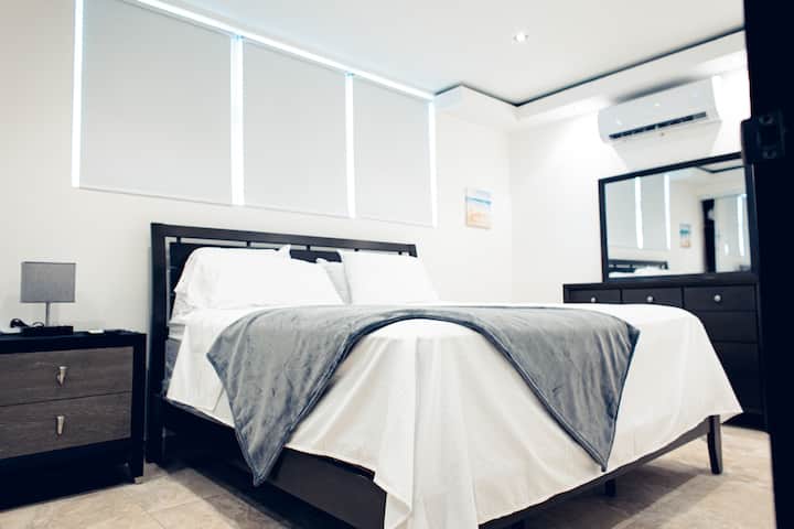 1-ва спална соба со телевизор со рамен екран.