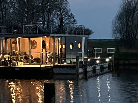 Luxe Houseboat Chill