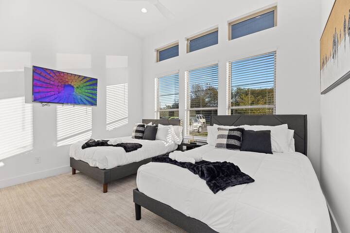 Modern 5 BR New Home w/ Rooftop & Full Yard! gallery image 5