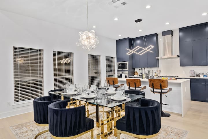 Modern 5 BR New Home w/ Rooftop & Full Yard! gallery image 3