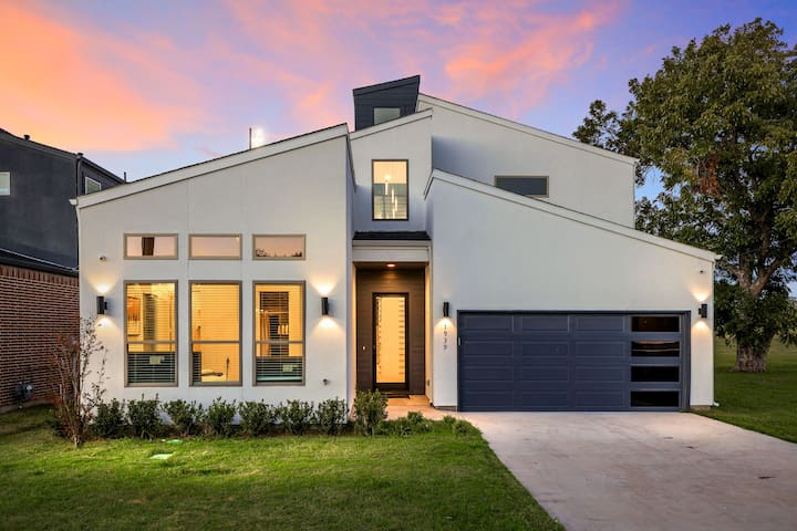 Modern 5 BR New Home w/ Rooftop & Full Yard!