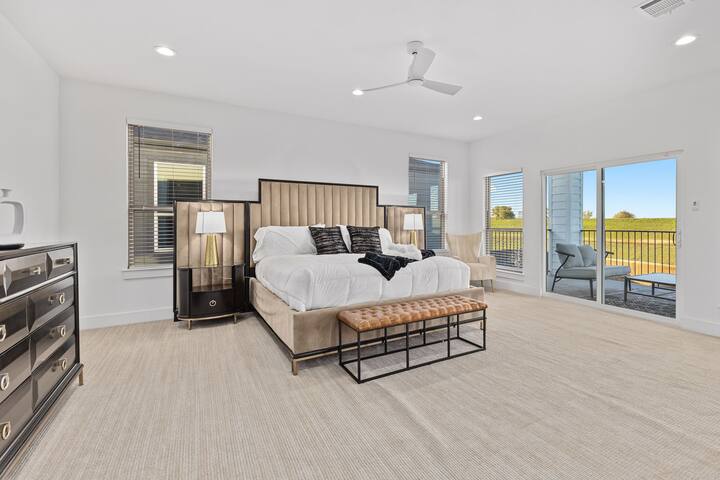 Modern 5 BR New Home w/ Rooftop & Full Yard! gallery image 2