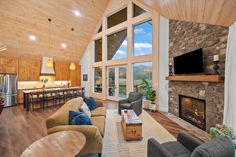 New charming lodge with 360 views on 3.3 acres