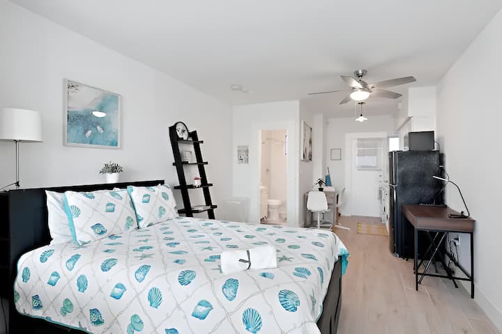 Простор за спиење со удобен брачен кревет (широк 150-179 см).