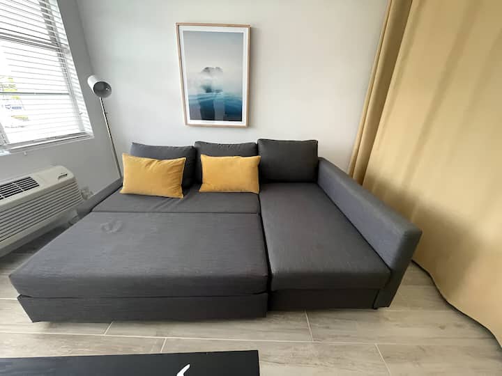 Светл простор за живеење со кауч на извлекување.