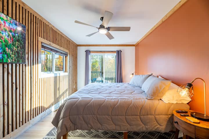 חדר שינה 5 עם מיטה וטלוויזיה בגודל קינג סייז