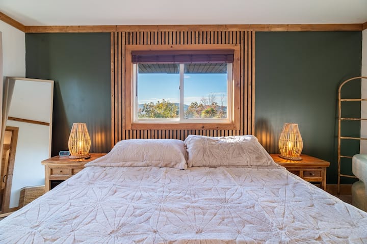 חדר שינה 4 עם מיטה זוגית, טלוויזיה וחדר רחצה מחובר