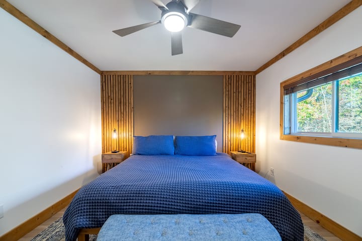 חדר שינה 2 עם מיטה וטלוויזיה בגודל קינג סייז