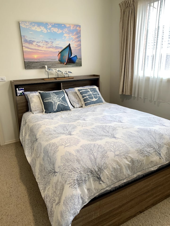 Queensize bed met verlichte bedkop.

Overhead plafondventilatoren in kingsize kamer (ensuite), kingsize kamer en queensize kamer.