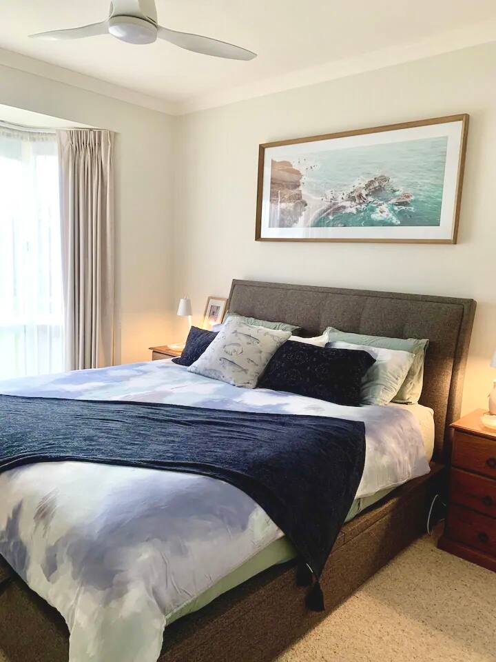 Een tweede kingsize slaapkamer met luxe matras voor de ultieme goede nachtrust. 

Overhead plafondventilatoren in kingsize kamer (ensuite), kingsize kamer en queensize kamer.