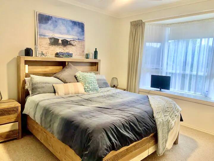 Ontspan in ultiem comfort in dit kingsize bed met traagschuimmatras. Semi-ensuite verbonden met deze kamer.

Kleine tv in de kamer met afstandsbediening