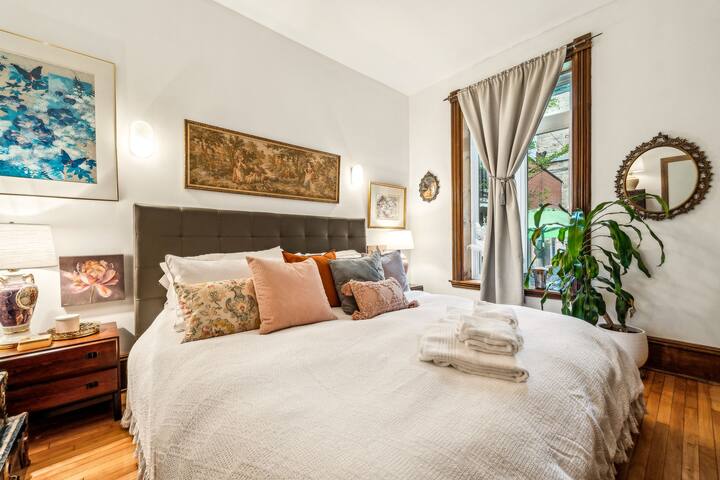 Salon rouge, velours & style, Montréal chic! gallery image 4