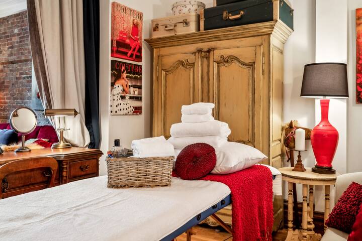 Salon rouge, velours & style, Montréal chic! gallery image 3