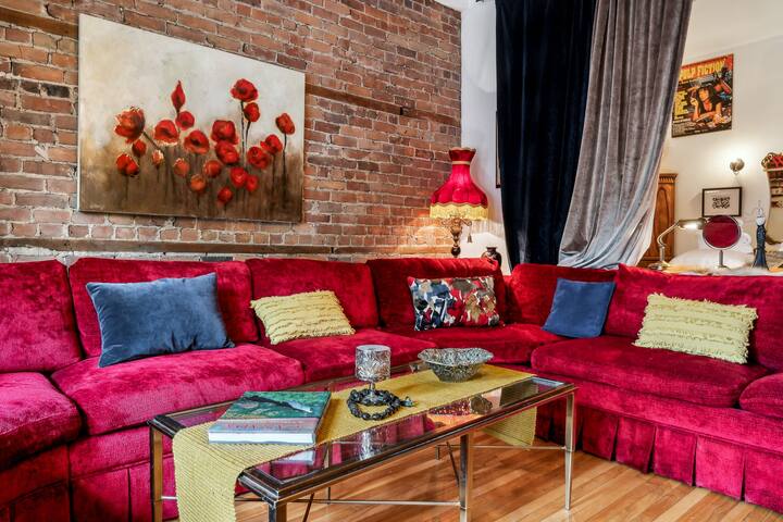 Salon rouge, velours & style, Montréal chic! gallery image 2