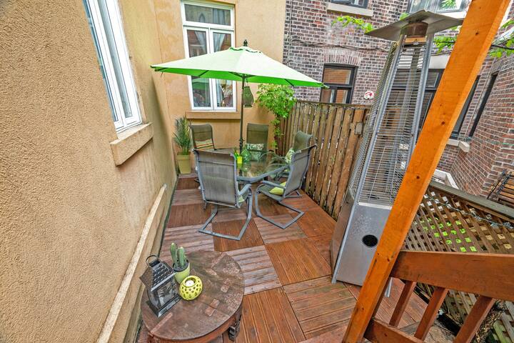 Salon rouge, velours & style, Montréal chic! gallery image 5