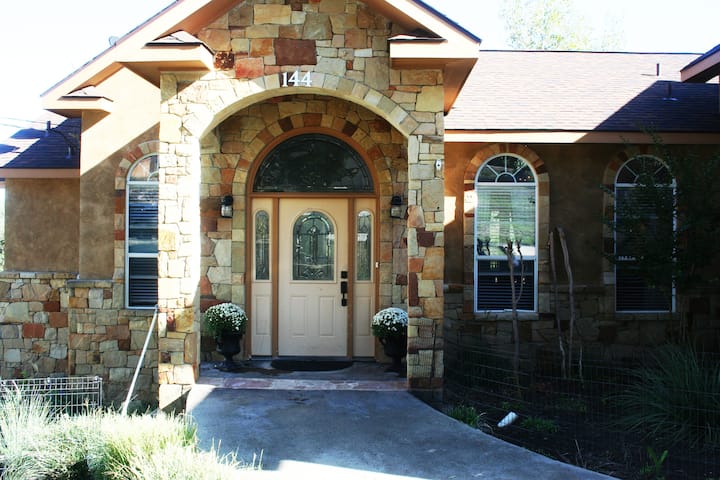 Large Home In Quiet Neighborhood - Kerrville, TX