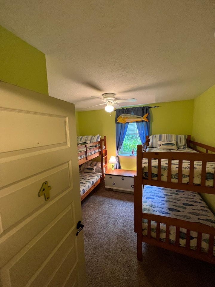 spálňa 4, nižšie poschodie, 2 poschodové postele