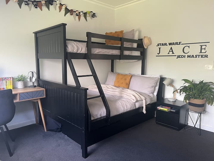 חדר שינה 4 - מיטה זוגית עם מיטת קומתיים אחת