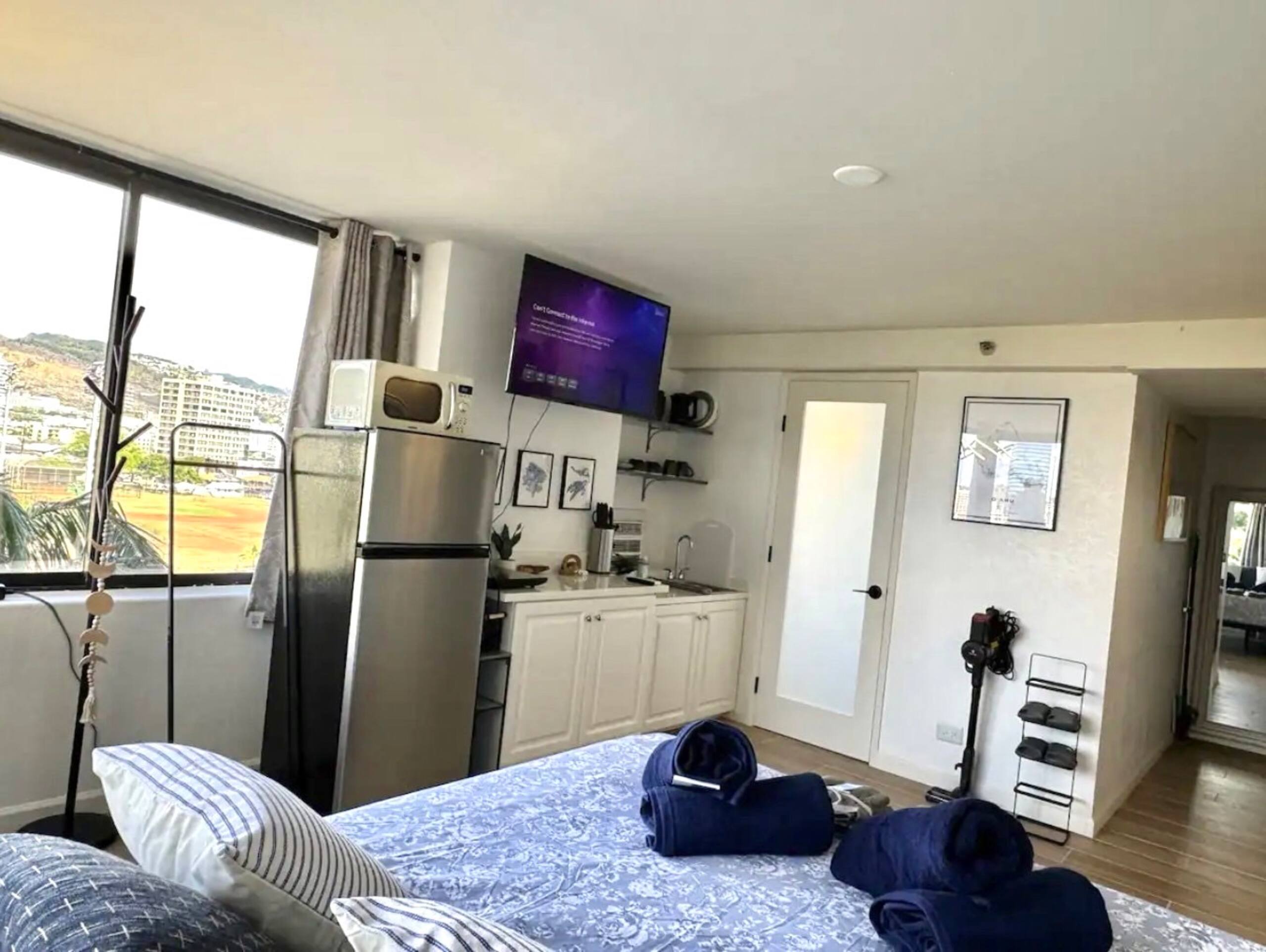 Condo in Honolulu · ★4.63 · Studio · 1 bed · 1 private bath - Image 26