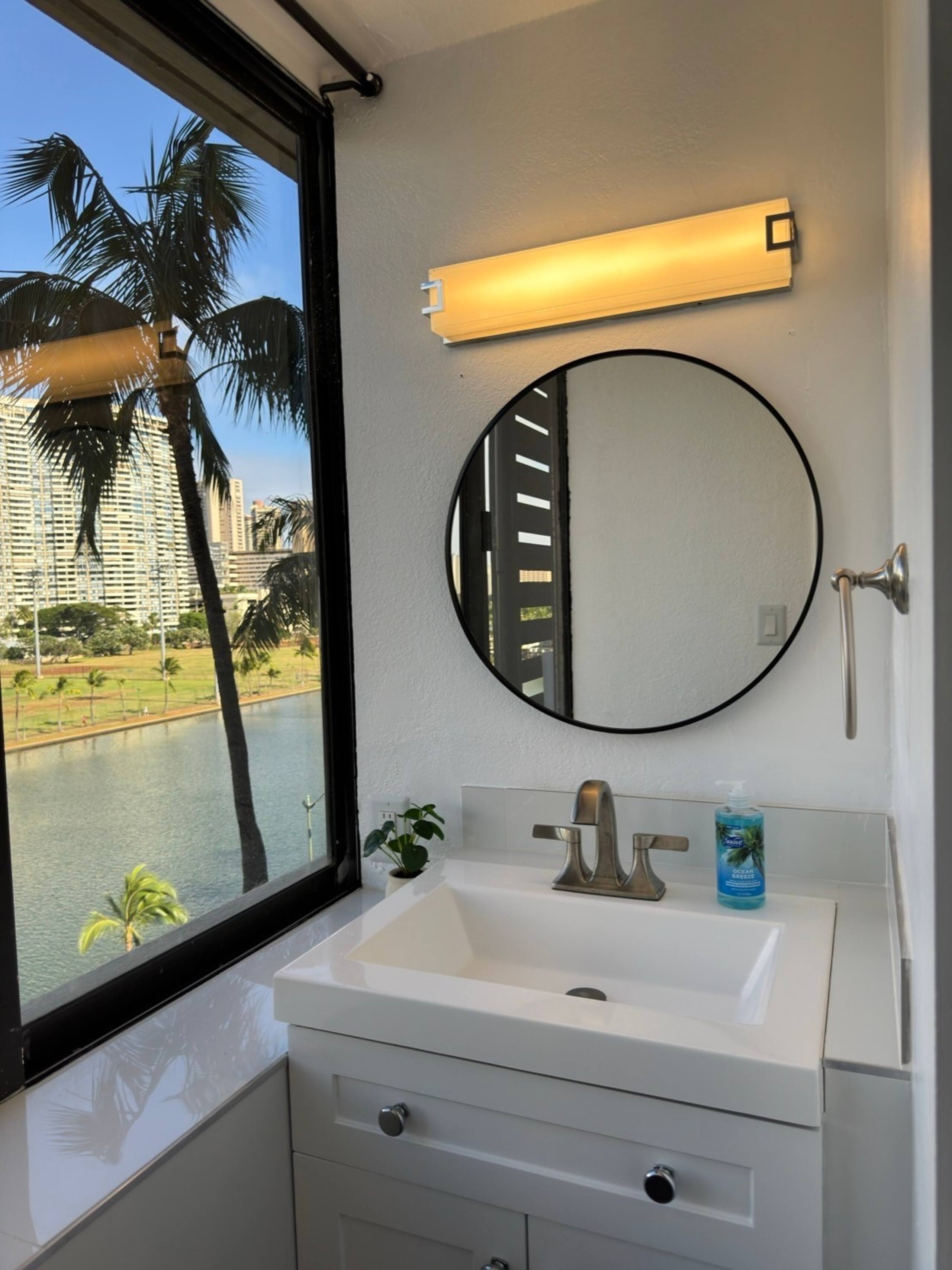 Condo in Honolulu · ★4.63 · Studio · 1 bed · 1 private bath - Image 13