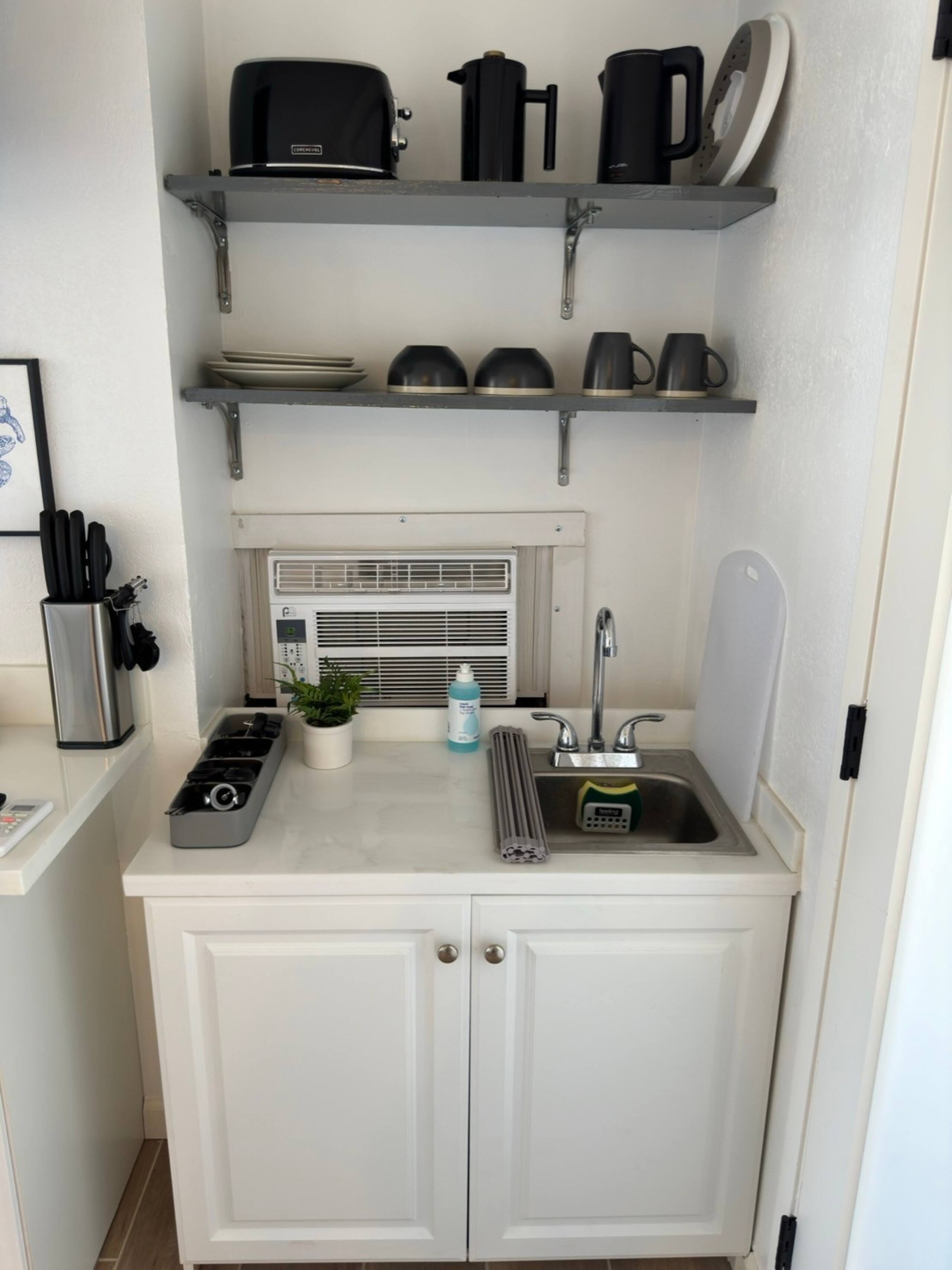 Condo in Honolulu · ★4.63 · Studio · 1 bed · 1 private bath - Image 8
