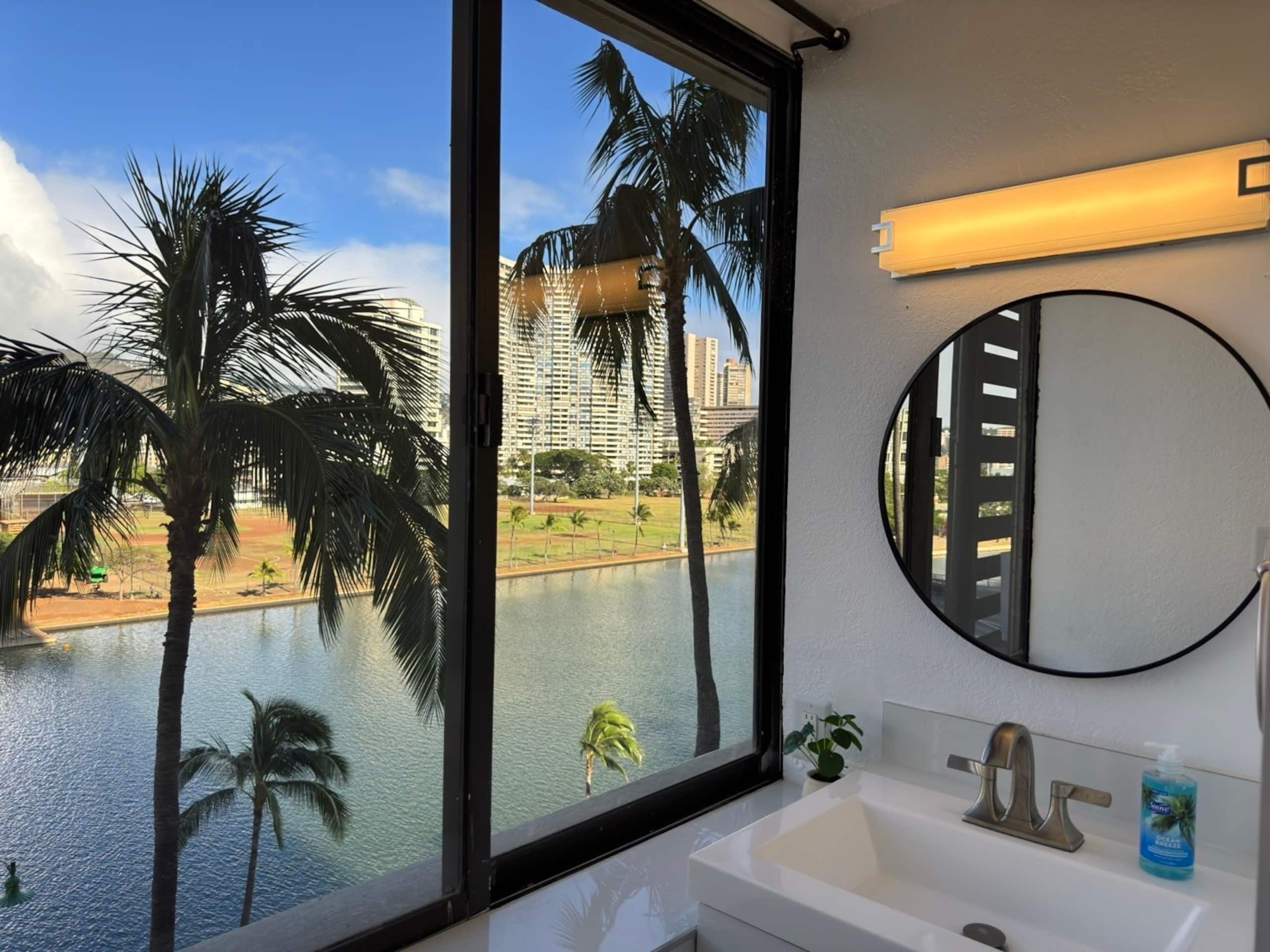 Condo in Honolulu · ★4.89 · Studio · 1 bed · 1 private bath - Image 13