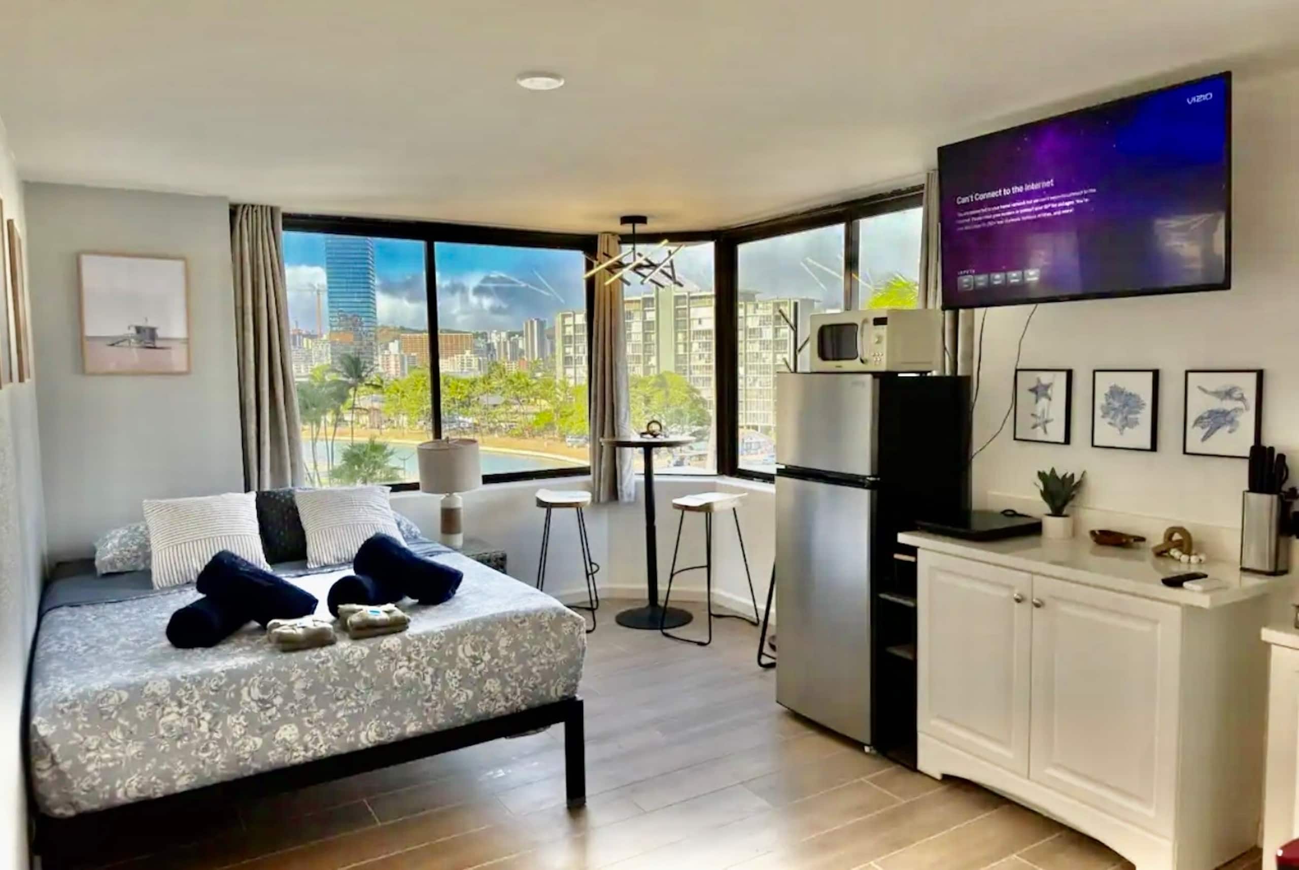 Condo in Honolulu · ★4.89 · Studio · 1 bed · 1 private bath - Image 26