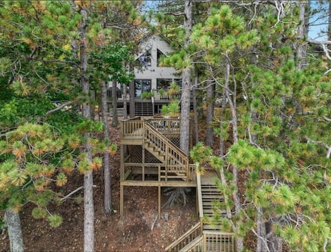 Updated, tranquil retreat on Round Lake