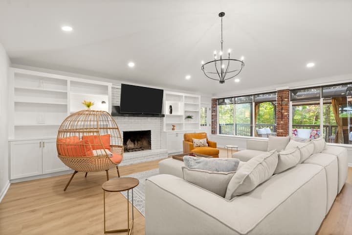 12 Min Lakepoint Sports! 5 Bedrooms. Game Room! - Acworth, GA