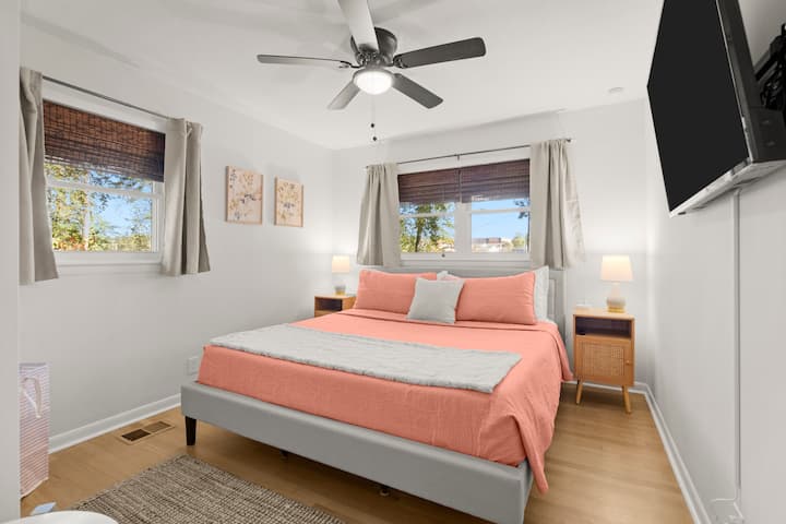 Cama amable en las habitaciones del nivel principal, televisores inteligentes, colchas y mantas, 4 almohadas en todas las camas