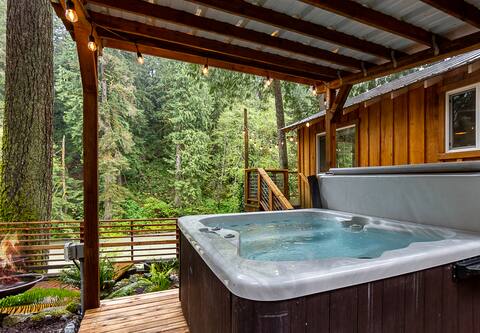 NEW Riverfront Oasis w/ Hot Tub!