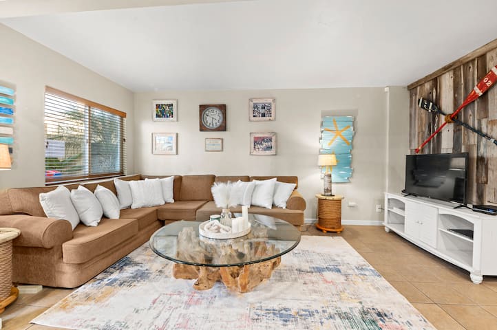 MB! 6BR Beachhouse- 4 parking spaces Sleeps 20+ gallery image 3