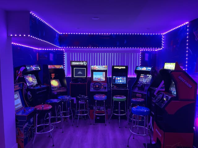 Game Room/Hot Tub/Pool Table Modern Themed 5BDRM