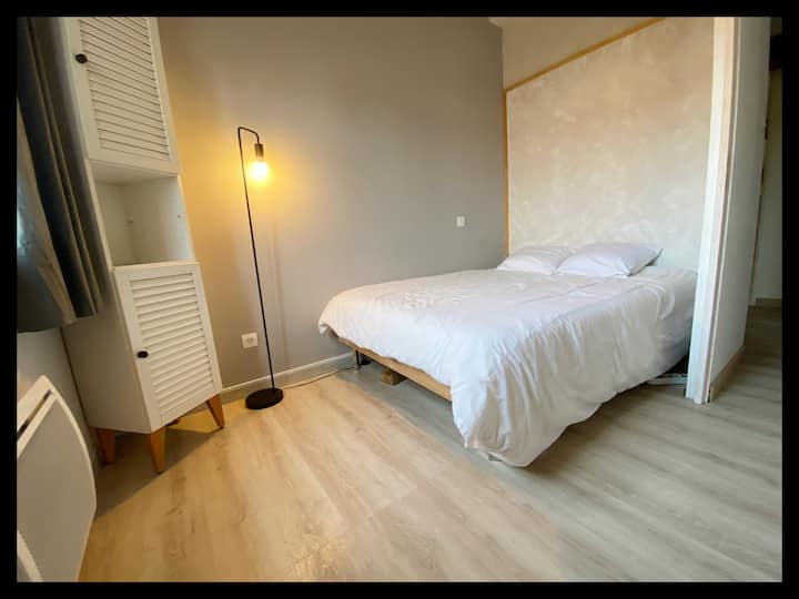Habitación con cama de 140 cm en el piso de arriba 