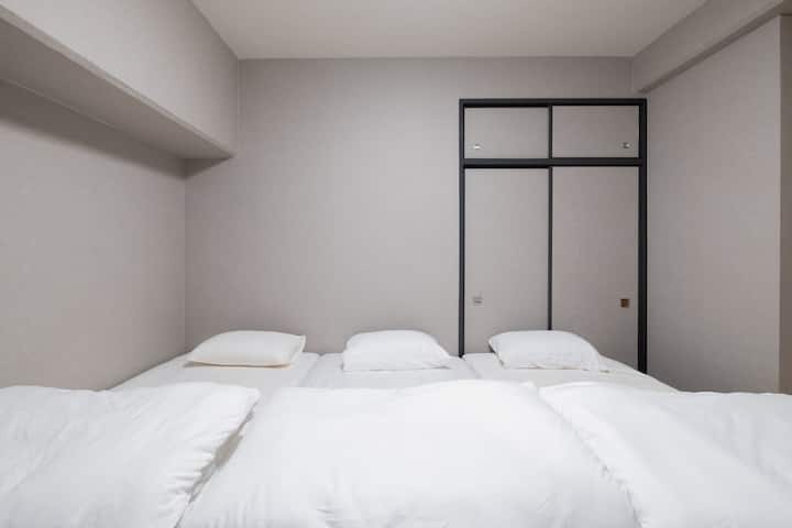 3 eenpersoonsbedden
(We kunnen geen bedden of extra beddengoed verstrekken.)