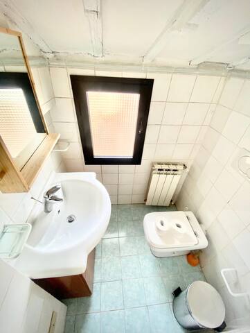 Large & marvellous 4BR apartment ideal for groups gallery image 3