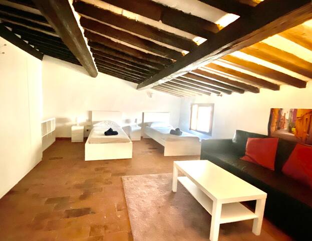 Large & marvellous 4BR apartment ideal for groups gallery image 4