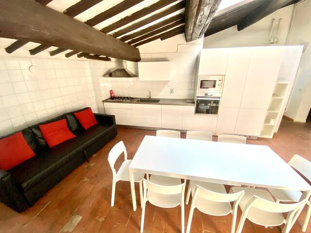 Large & marvellous 4BR apartment ideal for groups gallery image 5