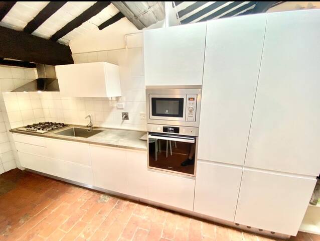 Large & marvellous 4BR apartment ideal for groups gallery image 2