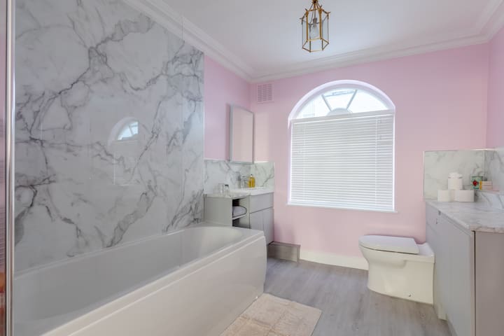 Rest Like A Royal | 4 Bed | Near Buckingham Palace gallery image 4